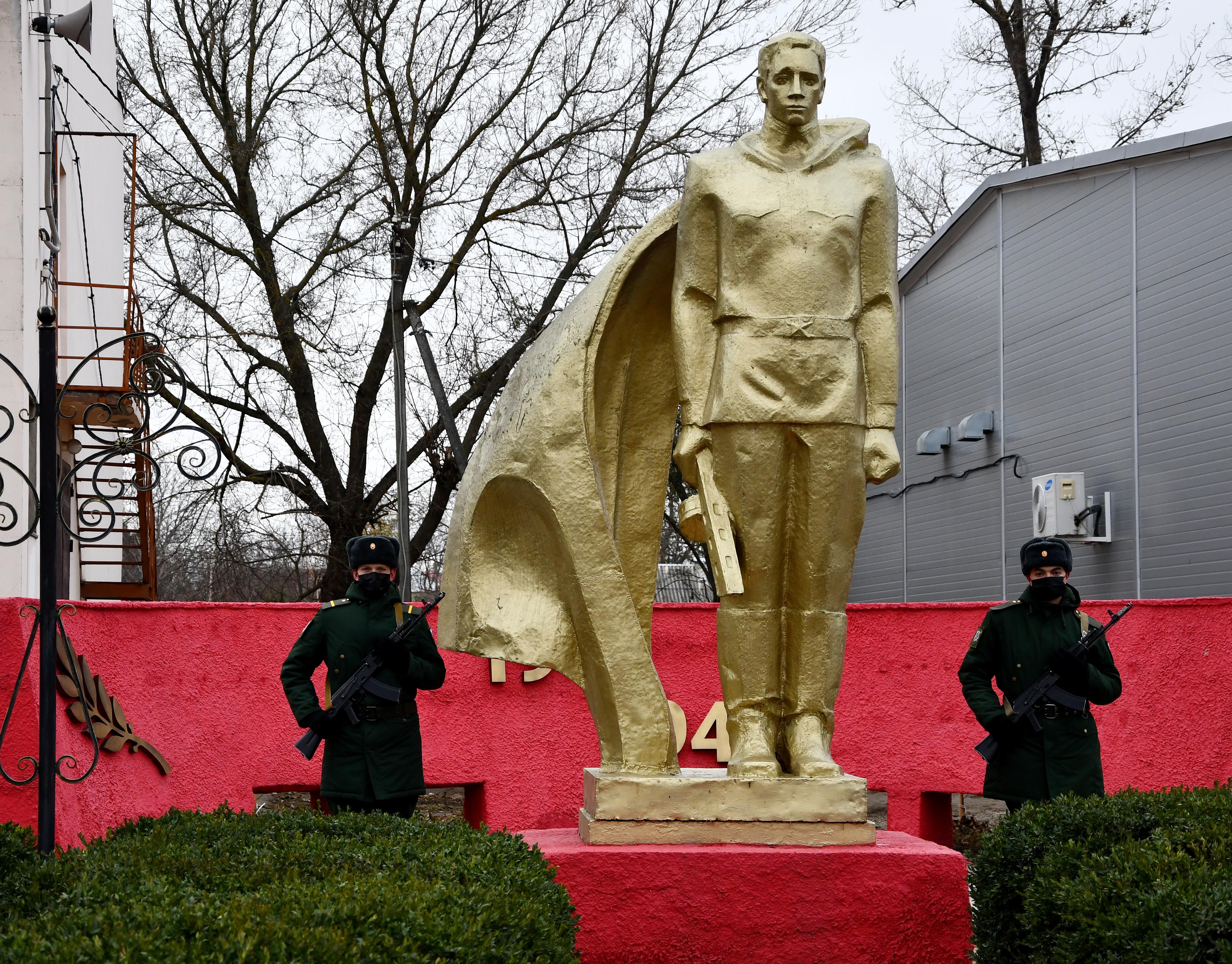 Рассвет ростовская область. Памятник неизвестному солдату в Ростове на Дону. Памятник неизвестному солдату в Краснодаре. Памятник неизвестному солдату в Аксае. Памятник неизвестному солдату Красногорск.