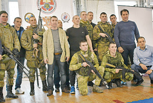 А.С. Смирнов (в центре) и спецназовцы – участники показательных выступлений 