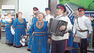 В.И. Плужников (второй справа) с участниками хора.
