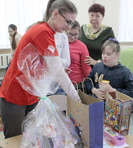 Волонтеры вручают куличи.