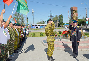 Торжественное построение и боевой расчет прошли у памятника «Пограничникам всех поколений».