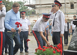 В.И. Борзенко возлагает цветы к памятнику М.И. Платова.