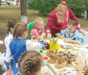 Мастерица из Аксайского района Юлия Агафонова проводит мастер-класс.